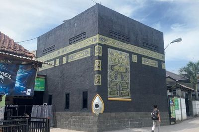 Unik, Ada Masjid Mirip Ka bah di Bandung Barat, Pernah Dipakai Shooting Preman Pensiun