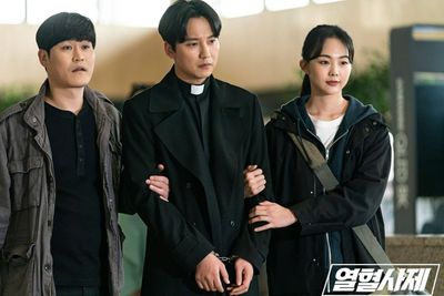 Review Drakor The Fiery Priest , Kombinasi Sempurna Aksi dan Komedi Kocak