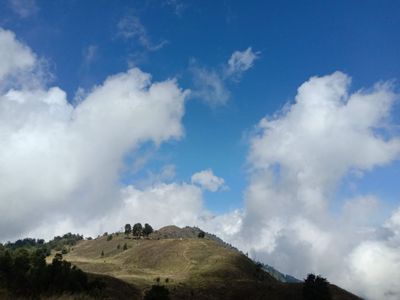 Terkenal dengan Pemandangan Sunrise yang Indah, Ini Waktu Terbaik Mendaki Gunung Prau