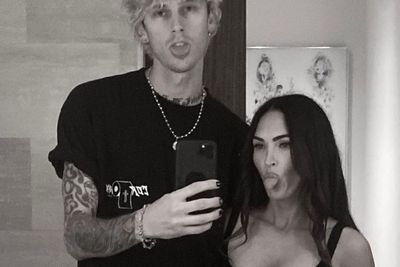 Sempat Dikabarkan Putus, Megan Fox dan Machine Gun Kelly Terlihat Mesra di Hawaii