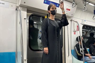 Style Kece Paula Verhoeven Naik MRT Kenakan Abaya Hitam Simpel: Aura Modelnya Gak Hilang