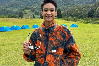 Ramai Isu Pindah Agama, Intip Gaya Full Senyum Devano Pakai Hoodie dan Celana Pendek