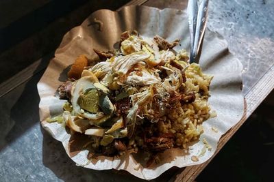 Nikmatnya Sego Resek, Nasi Sampah Legendaris yang Jadi Favorit di Kota Malang