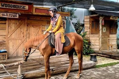Serunya Ngabuburit Sambil Berkuda dan Memanah di Johnsto Jogja Horse and Resto