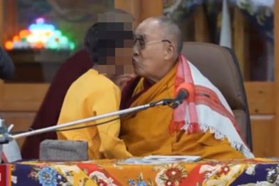 Viral Video Dalai Lama Suruh Bocah Isap Lidahnya, Berujung Minta Maaf setelah Dikecam