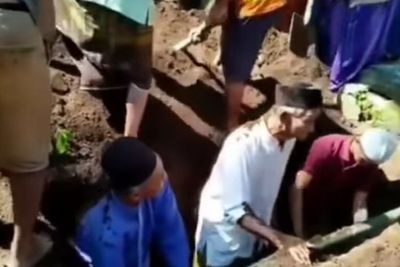 Viral Kakek Ini Dilempar Tanah saat Bantu Menguburkan Jenazah