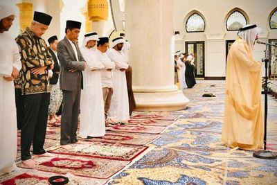 Momen Presiden Jokowi dan Ganjar Salat Tarawih Bareng di Masjid Syekh Al Zayed