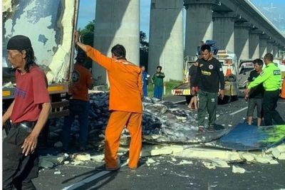 Brak! Mobil Pengangkut Ikan Kecelakaan di Tol Japek, Polisi Sebut Ada Korban