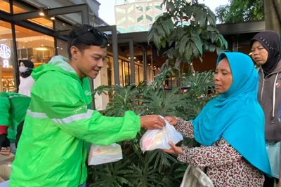 Indahnya Kebersamaan, Aksi Driver Ojol Bagi-bagi Belasan Ribu Takjil Tuai Perhatian