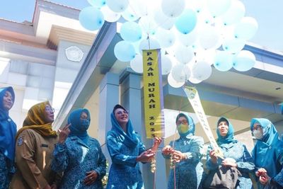 Demi Stabilkan Harga Bahan Pokok di Jatim, Arumi Bachsin Resmikan Pasar Murah