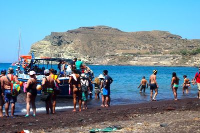 Indahnya Pantai Pasir Merah Santorini di Yunani yang Tercipta karena Fenomena Alam