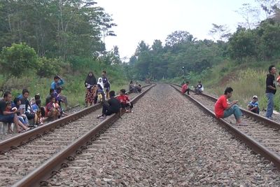 Ekstrem! Warga di Desa Ini Ngabuburit di Jembatan Kereta Api dengan View Air Terjun