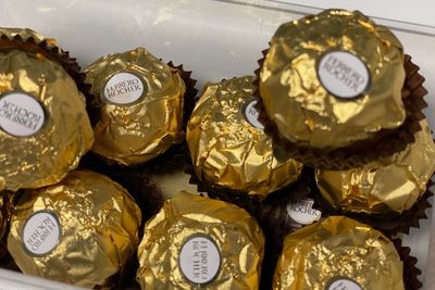 Sensasi Merasakan Ferrero Rocher, Merek Coklat Premium Asal Italia yang Mendunia