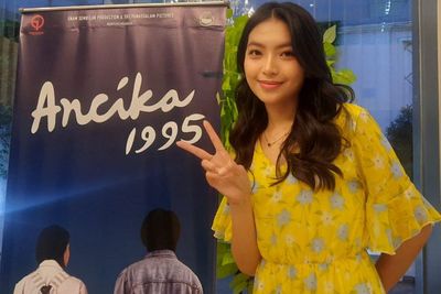 Gracia JKT48 Akui Nyaman dengan Outfit Fashion ala 90-an di Film Terbarunya Ancika 1995