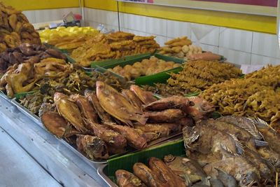 Warung Prasmanan Sunda, Surga Kremesan dan Sambal Dower yang Bikin Nagih