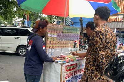 Jelang Lebaran, Jasa Penukaran Uang Baru Mulai Bermunculan di Kota Blitar