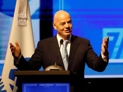 Presiden FIFA Pakai Batik Rayakan Antusiasme Piala Dunia U-17 2023 di Indonesia