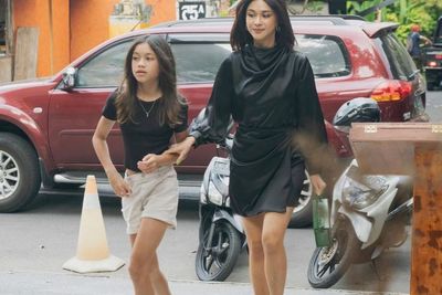 Candid Cantik Nana Mirdad dan Putri Bungsunya, Banjir Pujian Awet Muda Kayak Kakak Adik