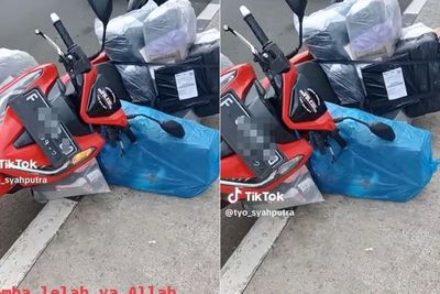 Pesanan Membludak Jelang Lebaran, Kurir Ini Pasrah Motornya Jatuh Bawa Paket Menggunung