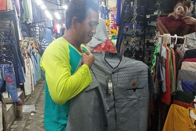 Vibes Berburu Baju Lebaran di Pasar Benteng Mojokerto, Murah Meriah Dapat Banyak 