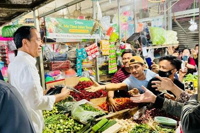 Cek Bahan Pokok Jelang Lebaran di Pasar Tugu Depok, Presiden Jokowi: Harga Stabil