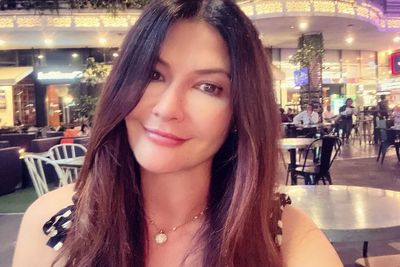 Tamara Bleszynski Tertunduk Lesu di Makam Sang Ayah, Curhat Dipaksa Tutupi Kebenaran