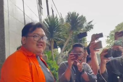 Tengok Pria Viral Ngamuk di Stasiun Pakai Baju Tahanan, Tak Lagi Garang!