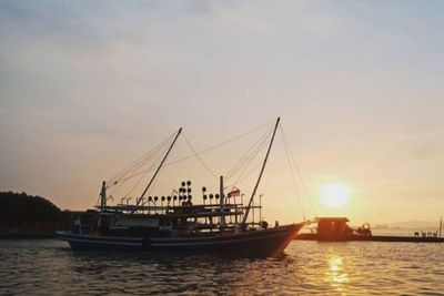 Asiknya Ngabuburit di Pantai Gope, Nikmati Senja Sambil Lihat Perahu Bersandar