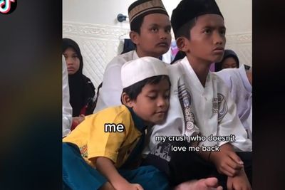 Gemas! Viral Video Abang Kesal kepada Adiknya yang Gelendotan Terus Pas Ceramah