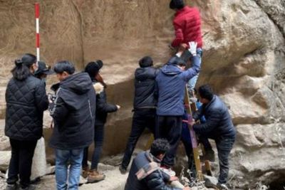 Patung Buddha Langka Ditemukan di Tibet, Berusia Ratusan Tahun Terpahat di Tebing