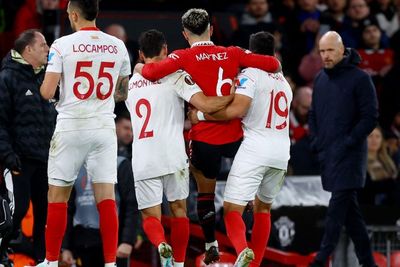 Respek! 2 Pemain Sevilla Bopong Lisandro Martinez yang Alami Cedera