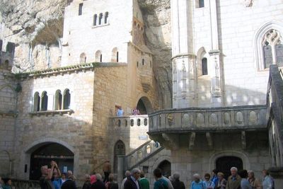 Aura Keagungan Basilique Saint Sauveur! Bangunan Tertua di Eropa Sejak Era Merovingian