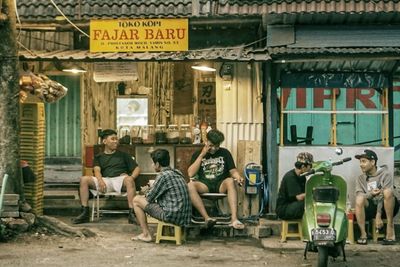Gak Selalu Instagramable yang Dicari, Kedai Kopi di Pasar Loak Ini Sukses Gaet Anak Muda