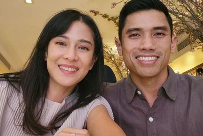 Dian Sastro Foto Berdua Bareng Suami, Sama-sama Senyum Kelihatan Gigi: Mirip Gak?