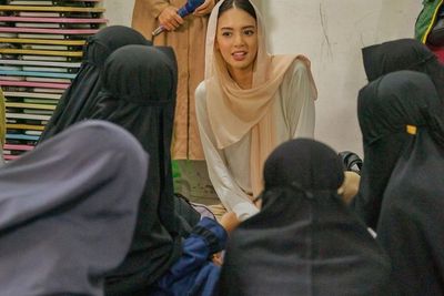 Ngabuburit Bareng Ukhti-ukhti, Intip Pesona Kalem Aurelie Moeremans Pakai Kerudung
