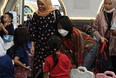 Menteri PPPA Cek Kesiapan Fasilitas Mudik Ramah Perempuan dan Anak di Stasiun Pasar Senen
