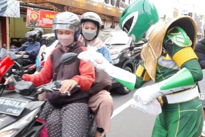 Keren! Tokoh Anime dan Super Hero Bagikan Takjil Gratis ke Pengguna Jalan di Solo