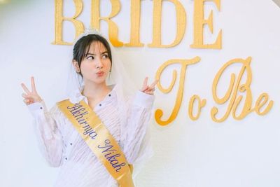 Gaya Jessica Mila Bridal Shower Jelang Nikah Bersama Sahabat dengan Balutan Busana Putih