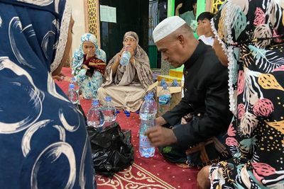 Cara Jemaah Masjid Taqwa Mengejar Keberkahan Malam 27 Ramadan: Bawa Air Minum Sendiri