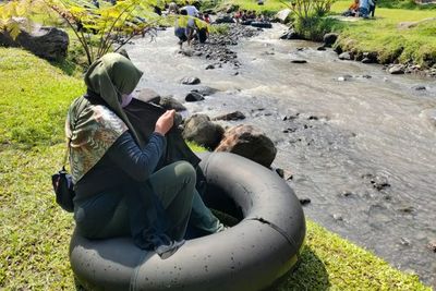 Asyiknya Piknik ke Ledok Sambi, Rasain Sensasi Flying Fox dan Main Air di Sungai Kaliurang