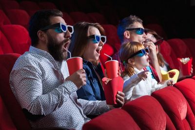 6 Manfaat Menonton Film di Bioskop saat Lebaran, Rekomendasi Hiburan Bareng Keluarga