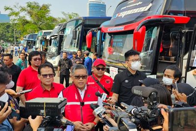 Canda Sekjen PDIP saat Lepas Mudik Gratis: Warna Busnya Mewakili Koalisi Besar!