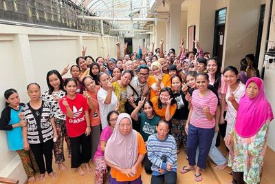 Uya Kuya Serius Tindaklanjuti Kepulangan TKI Ilegal, Sambut 7 TKI dari Malaysia