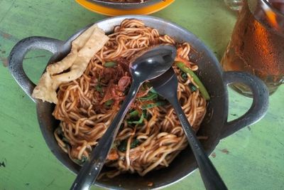 Cobain Kuliner di Bakso Jimat dan Mie Mangap Temanggung, Sensasi Makan di Dalam Wajan