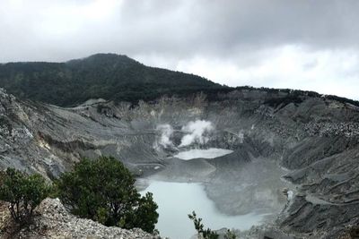 Pesona Kawah Gunung Tangkuban Parahu, Destinasi Wisata Cocok untuk Libur Lebaran
