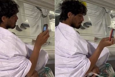 Viral Pria Foto Pakai HP Jadul di Mekkah, Netizen Iri Hidup Sederhana tapi Jadi Tamu Allah