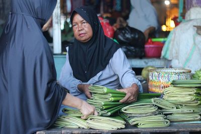 Jelang Lebaran, Warga Parepare Berburu Daun Pisang di Pagi Buta, Buat Apa Ya?