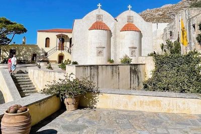 The Holy Monastery di Preveli, Yunani: Gabungan Antara Spiritualitas dan Keindahan Alam