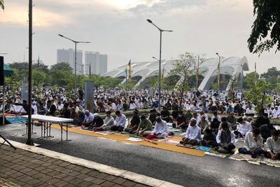 Intip Salat Id di Jakarta International Equestrian Park, Syahdu Diwarnai Hujan