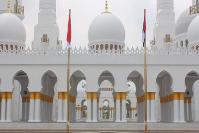 Masjid Sheikh Zayed Punya Arsitektur yang Memukau, Kerap Jadi Tujuan Salat Id di Solo
